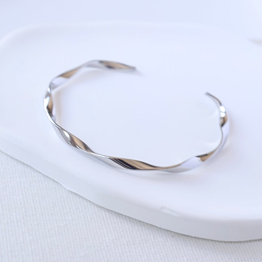 Solara Twist Cuff