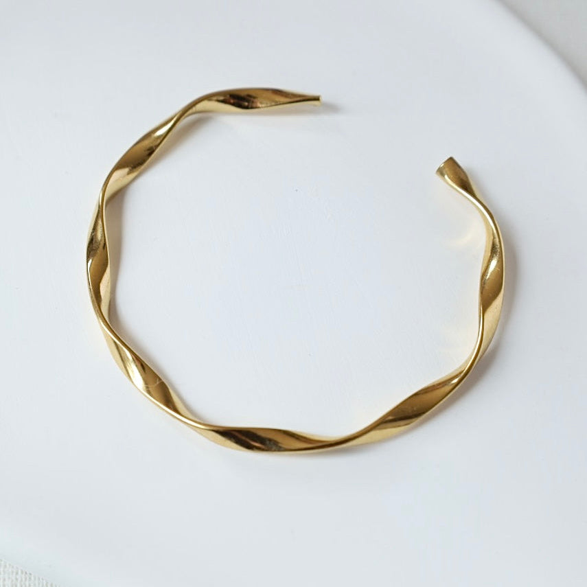 Solara Twist Cuff