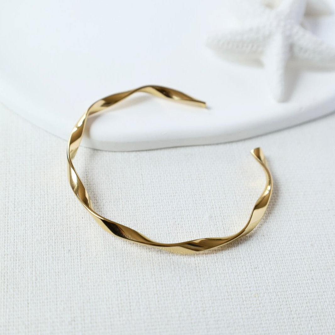 Solara Twist Cuff