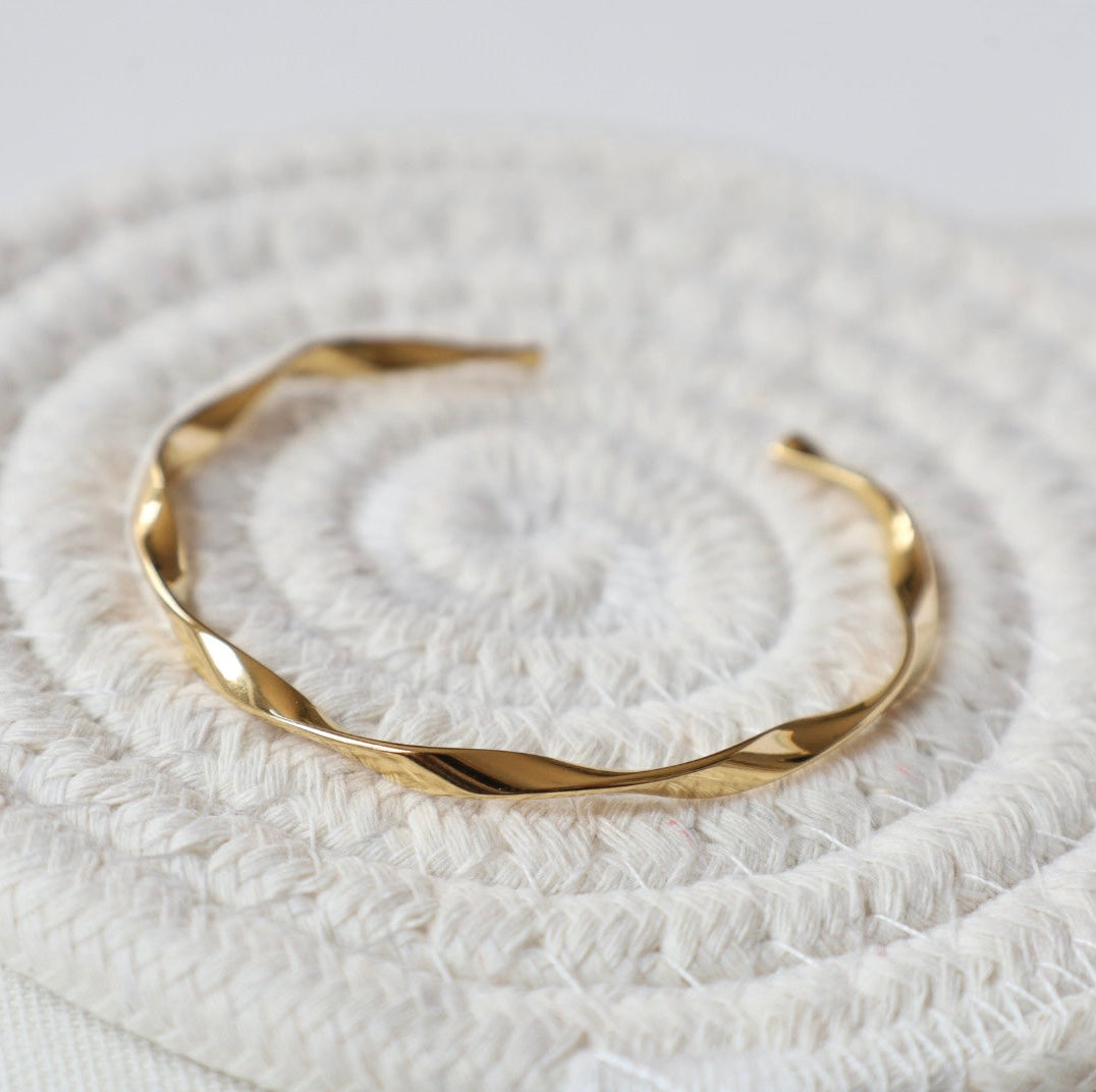 Solara Twist Cuff