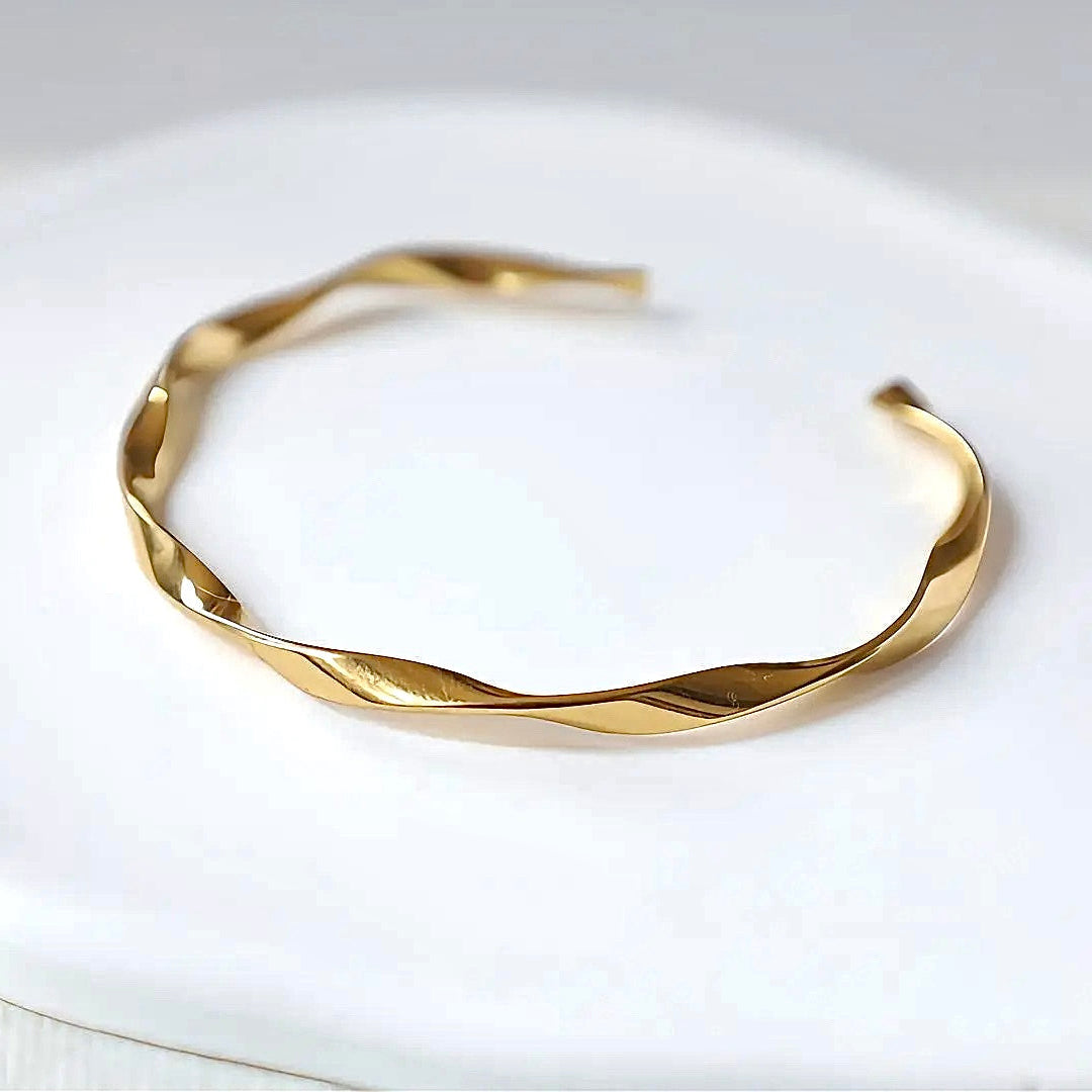 Solara Twist Cuff