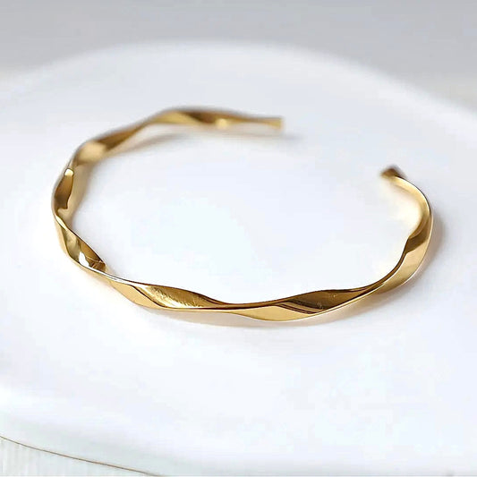 Solara Twist Cuff