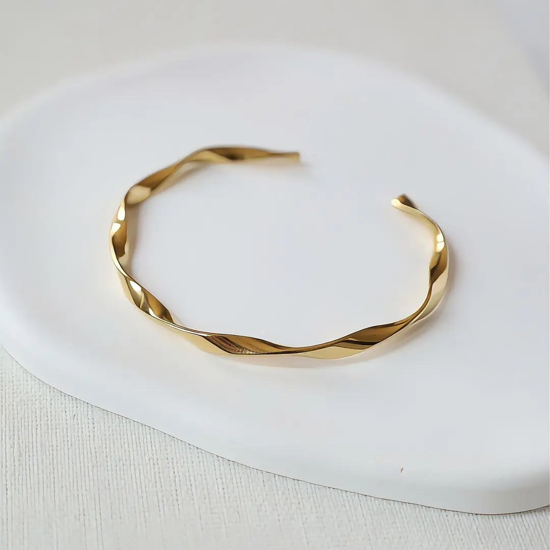 Solara Twist Cuff