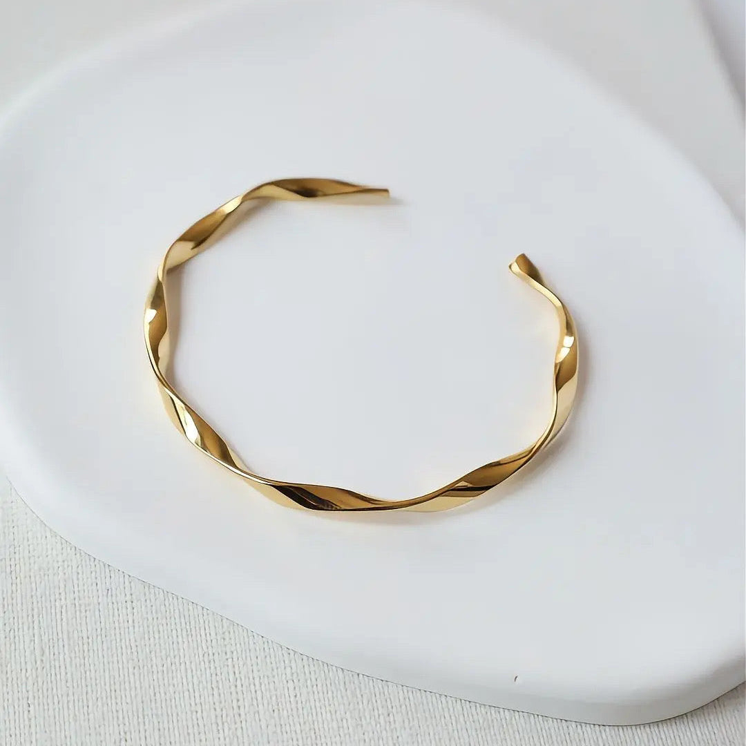 Solara Twist Cuff